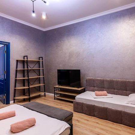 Leogrand Three Bedrooms Vip Apartments On Kniazia Romana 12 Lviv Exterior photo