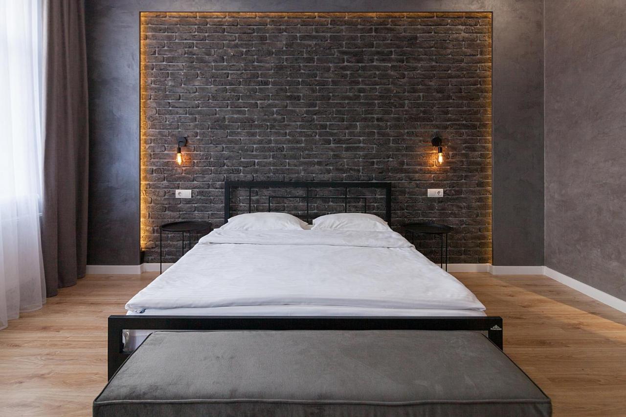 Leogrand Three Bedrooms Vip Apartments On Kniazia Romana 12 Lviv Exterior photo