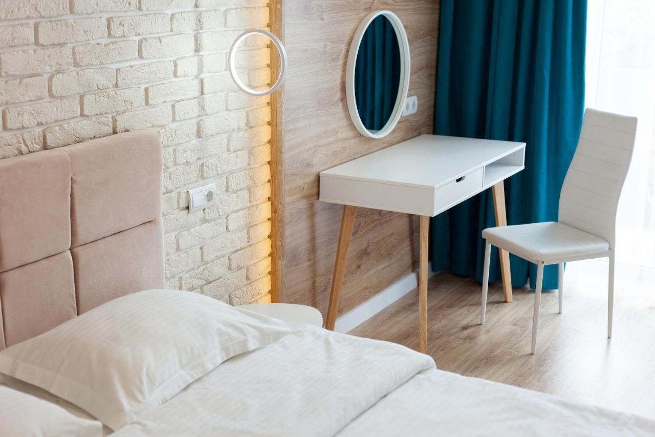 Leogrand Three Bedrooms Vip Apartments On Kniazia Romana 12 Lviv Exterior photo