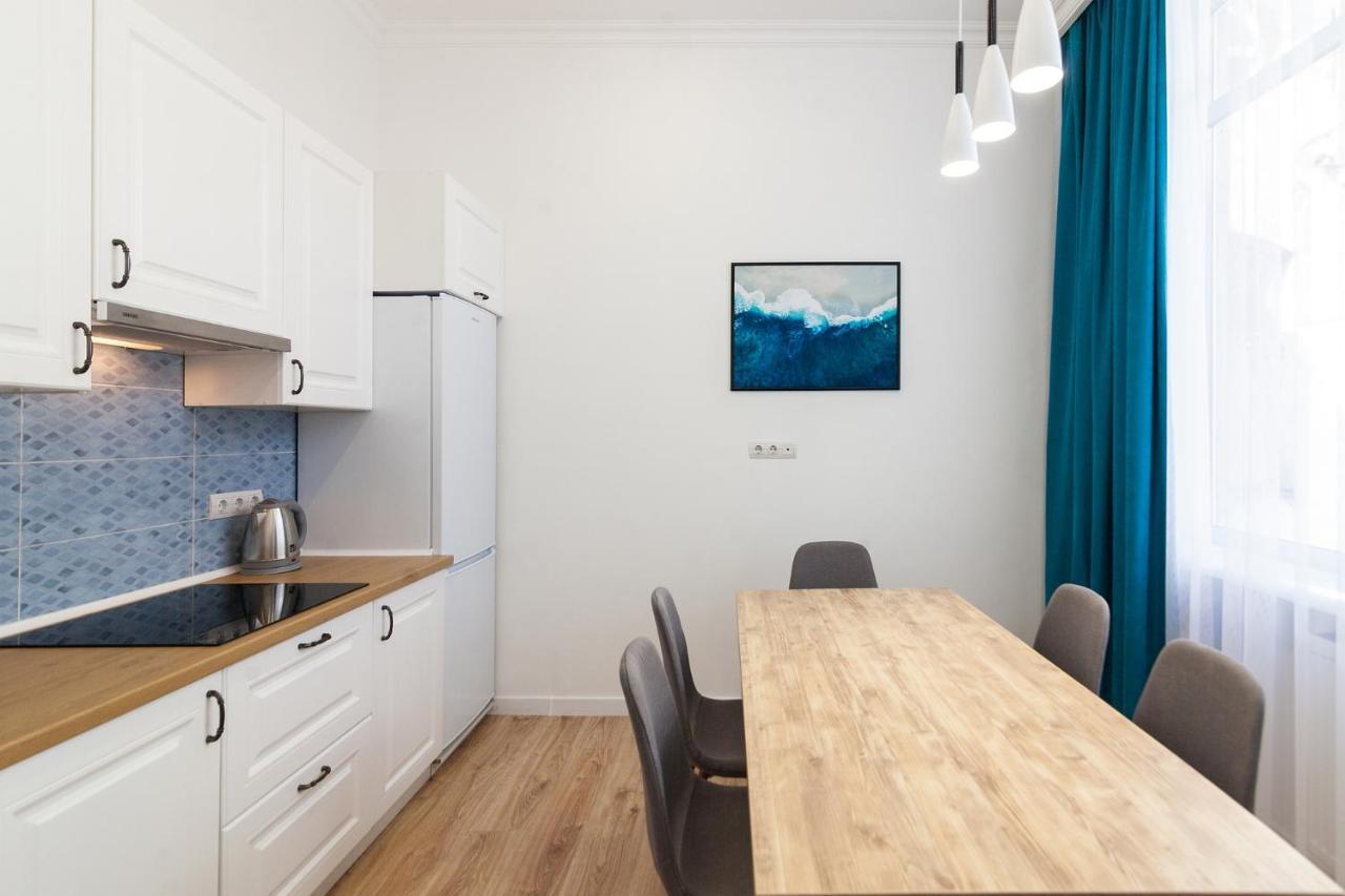 Leogrand Three Bedrooms Vip Apartments On Kniazia Romana 12 Lviv Exterior photo