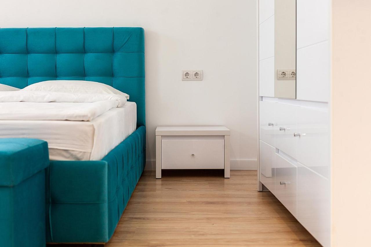 Leogrand Three Bedrooms Vip Apartments On Kniazia Romana 12 Lviv Exterior photo
