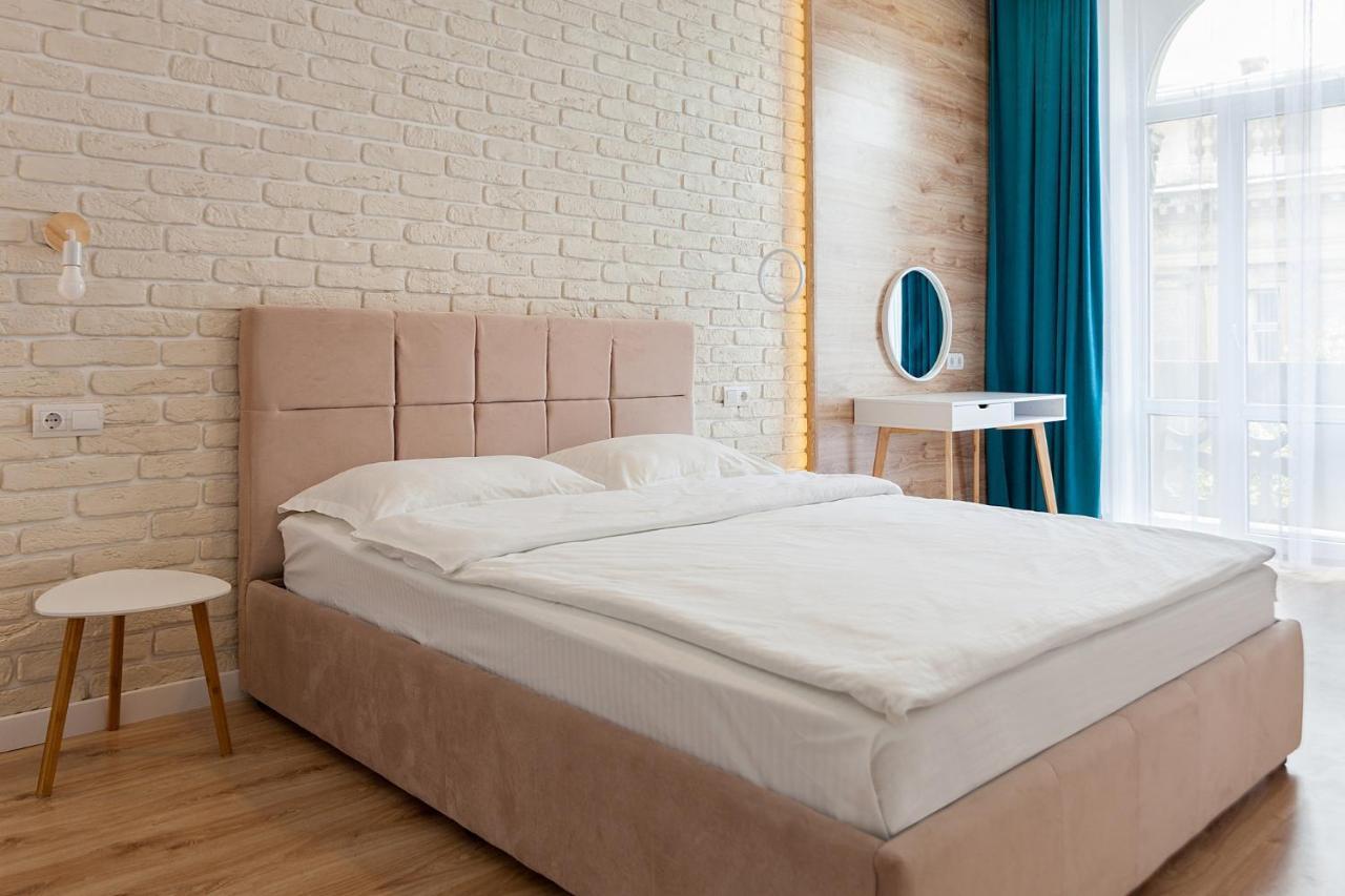 Leogrand Three Bedrooms Vip Apartments On Kniazia Romana 12 Lviv Exterior photo