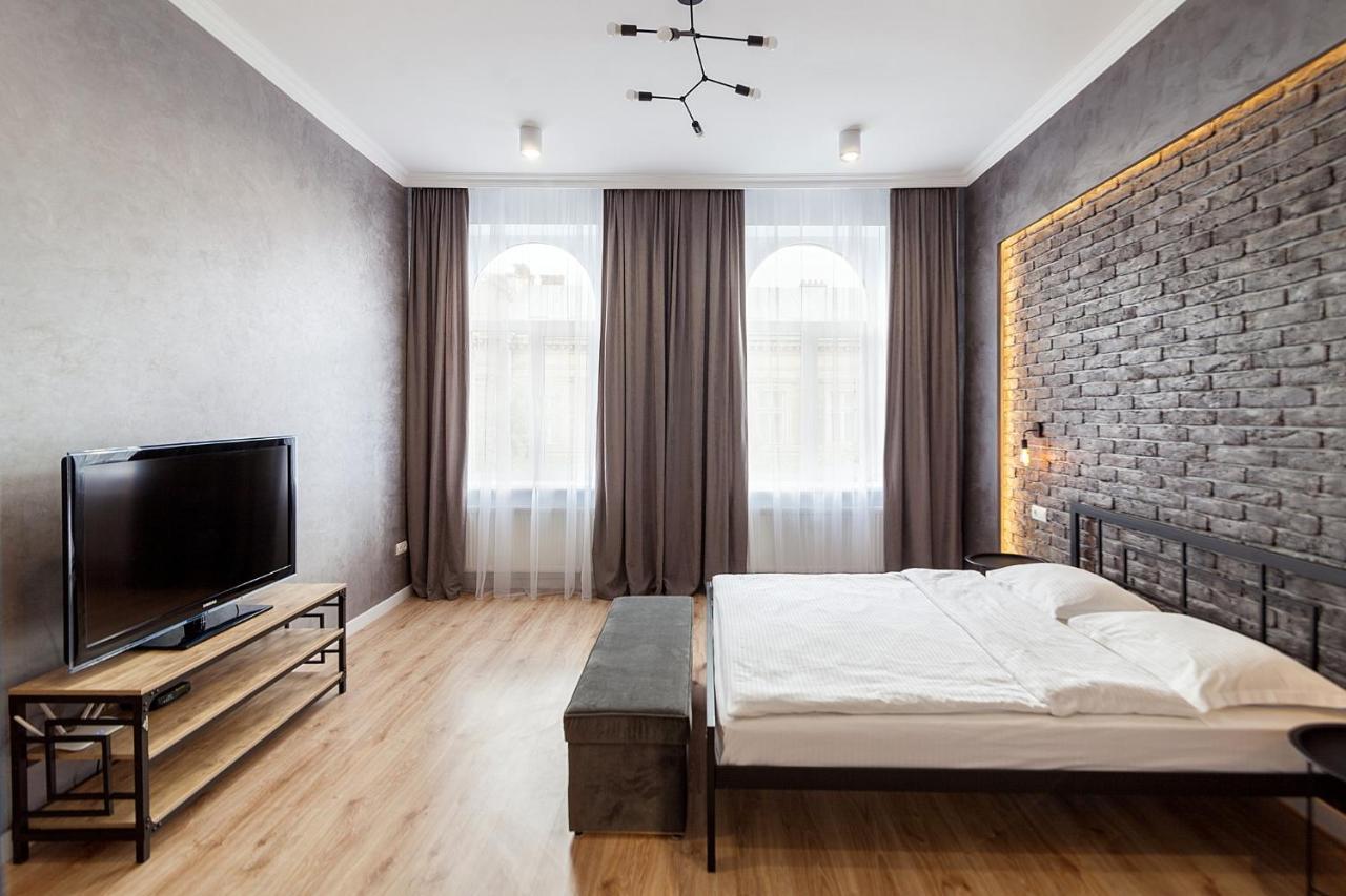 Leogrand Three Bedrooms Vip Apartments On Kniazia Romana 12 Lviv Exterior photo