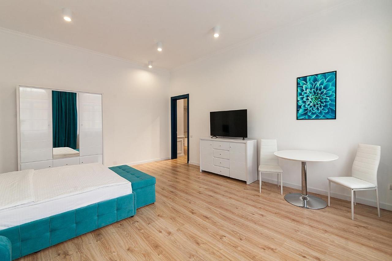 Leogrand Three Bedrooms Vip Apartments On Kniazia Romana 12 Lviv Exterior photo