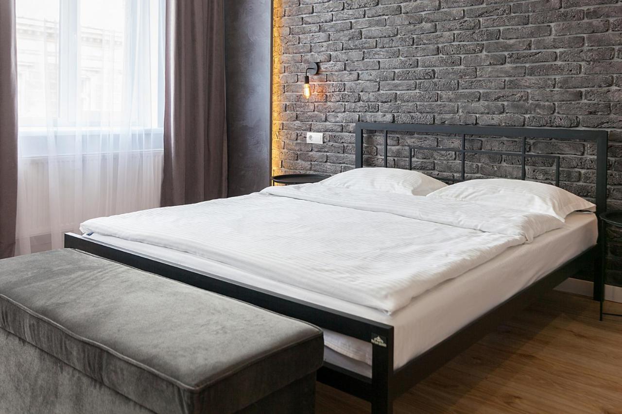 Leogrand Three Bedrooms Vip Apartments On Kniazia Romana 12 Lviv Exterior photo