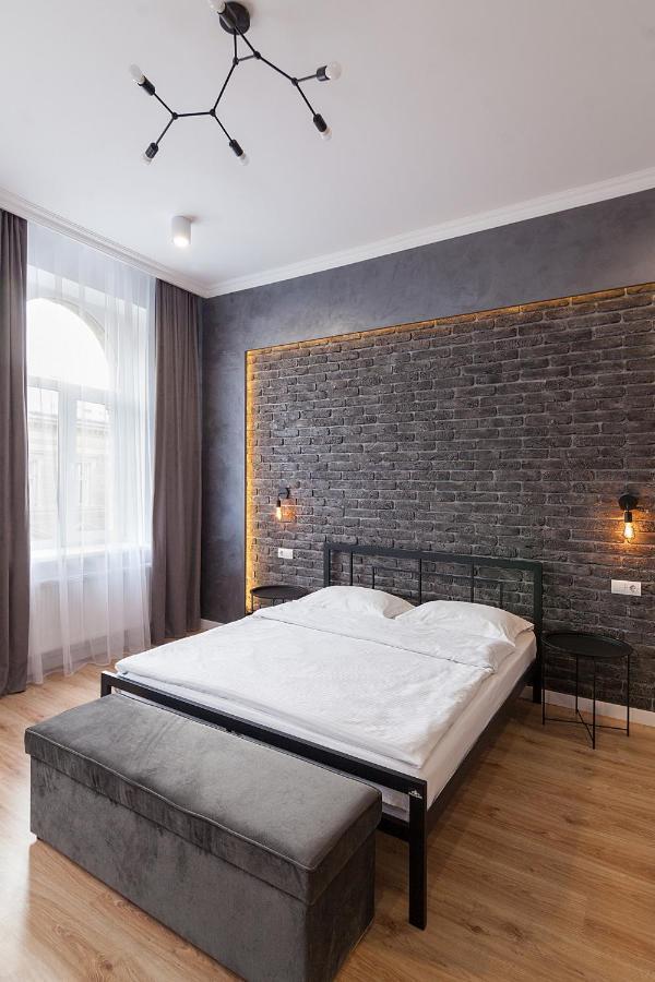 Leogrand Three Bedrooms Vip Apartments On Kniazia Romana 12 Lviv Exterior photo