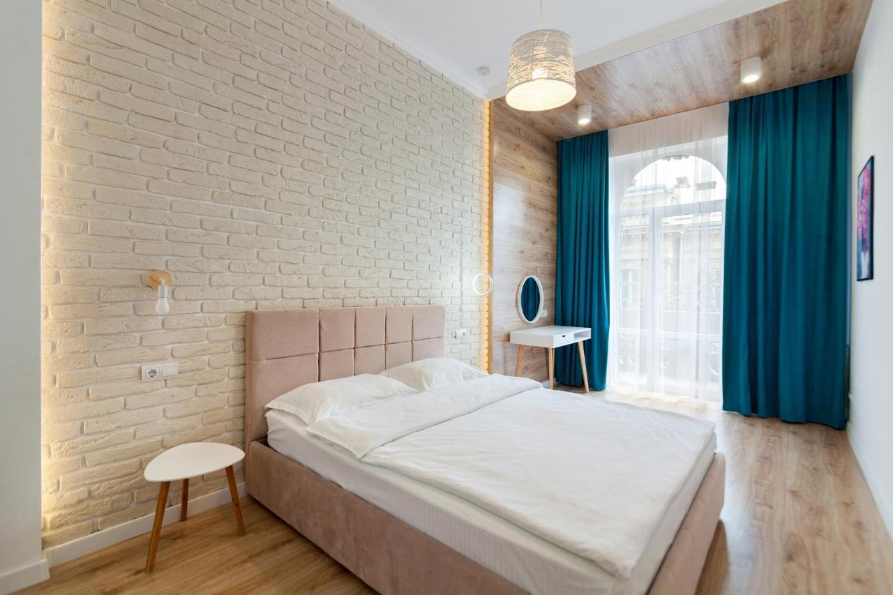 Leogrand Three Bedrooms Vip Apartments On Kniazia Romana 12 Lviv Exterior photo