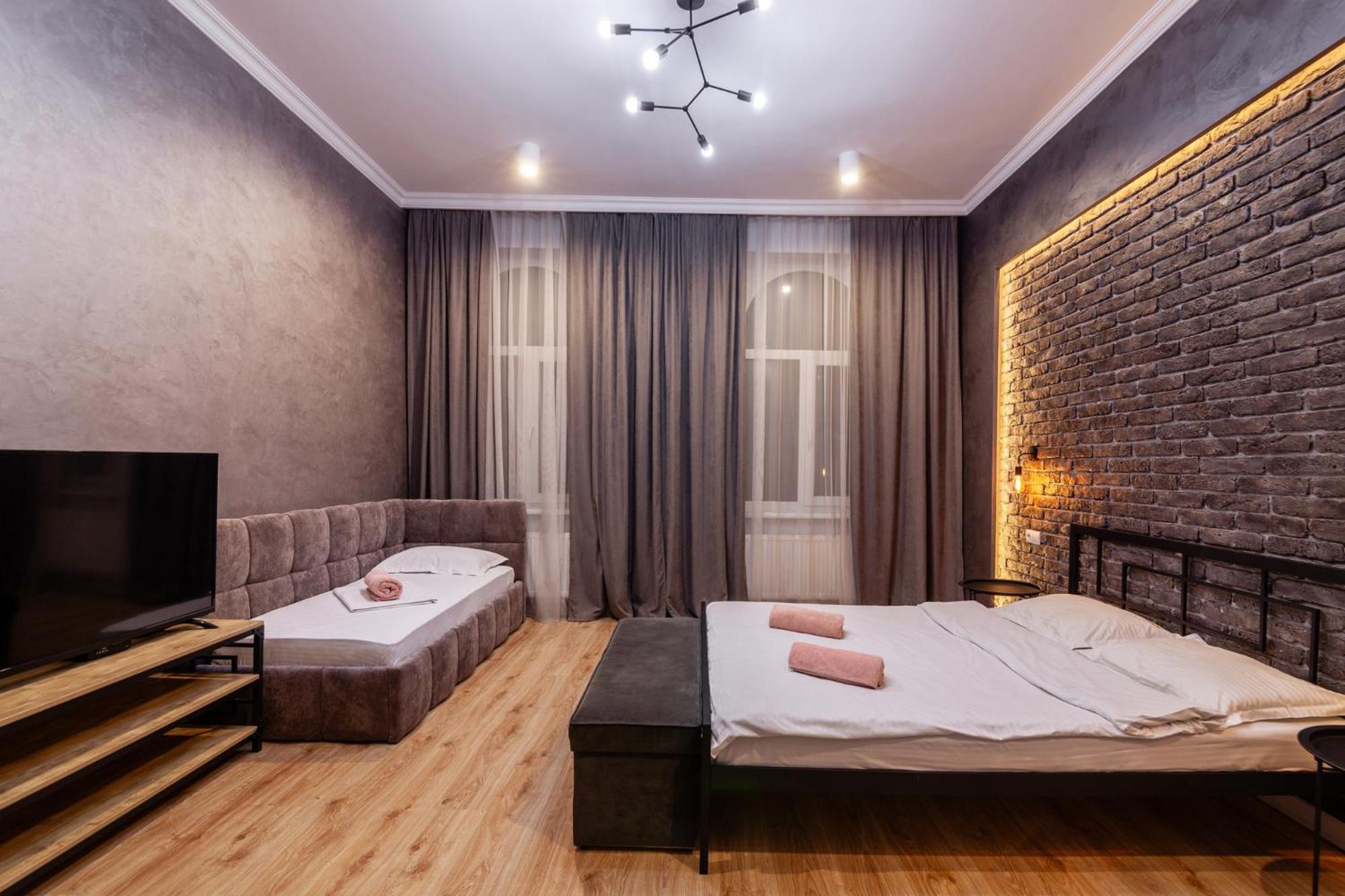 Leogrand Three Bedrooms Vip Apartments On Kniazia Romana 12 Lviv Exterior photo