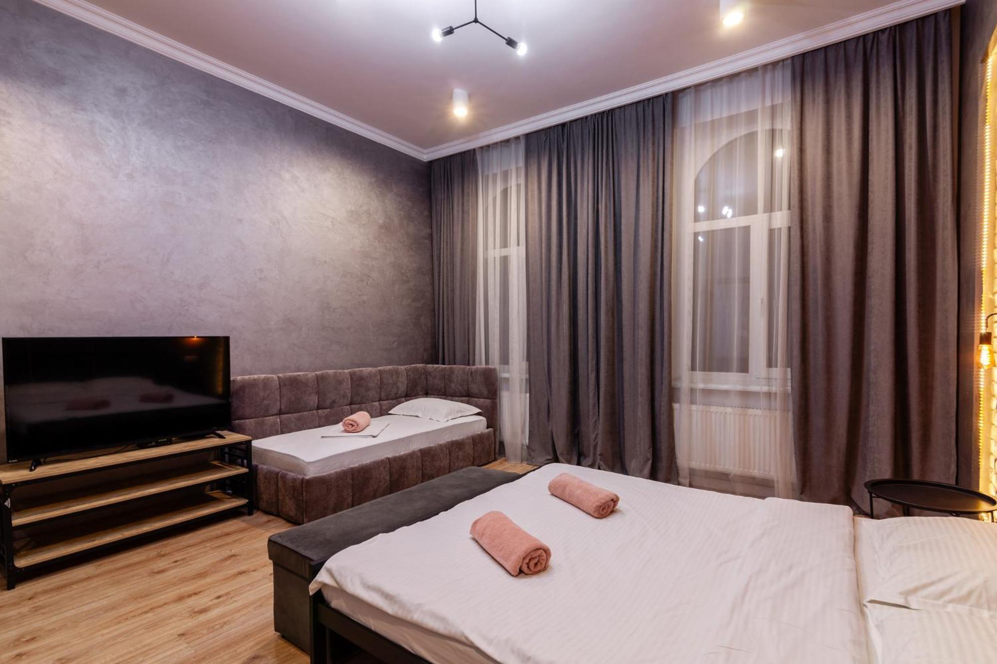 Leogrand Three Bedrooms Vip Apartments On Kniazia Romana 12 Lviv Exterior photo